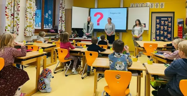 Gemeinsam mit Volksschülern erörterten die Diplomschülerinnen auf spielerische Art und Weise, wie es gelingen kann, ohne Handy Spaß zu haben. | Foto: Tauernklinikum