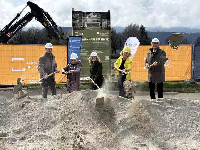Johannes Anzengruber, Christine Dornaus, Eva-Maria Holzleitner, Veronika Sexl und Anton Mattle (v.l.) geben den offiziellen Startschuss für den Bau des neuen Physikzentrums am Campus Technikerstraße der Universität Innsbruck. | Foto: MeinBezirk/Rebeiz