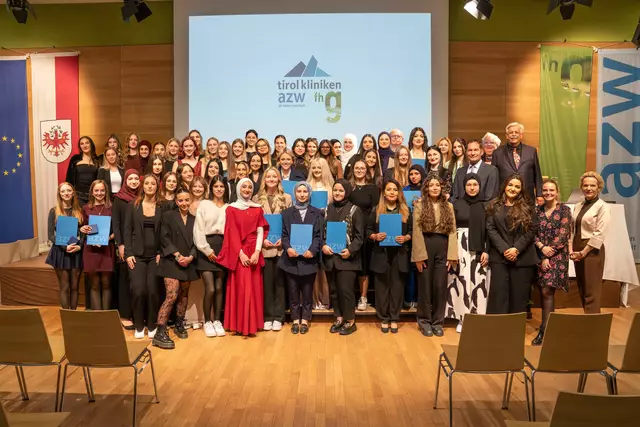 53 Absolventinnen der zahnärztlichen Assistenzausbildung am AZW feierten ihren erfolgreichen Abschluss. | Foto: AZW/Stefan Langkau