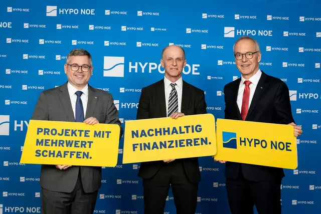 Finanzlandesrat Ludwig Schleritzko, Filialleiter Josef Weiland und HYPO NOE Vorstand Wolfgang Viehauser informieren über das Geschäftsjahr 2024 | Foto: HYPO NOE/Gorla