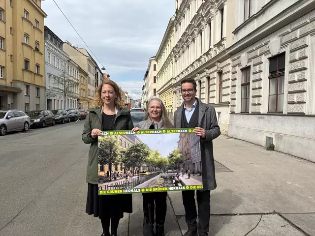 v. l.: Parteivorsitzende Judith Pühringer, Bezirksvorsteher-Stellvertreterin Karin Prauhart und Planungssprecher Kilian Stark (alle Grüne) an dem Ort, wo der Alsbach wieder zum Vorschein kommen soll. | Foto: Ipirotis/MeinBezirk