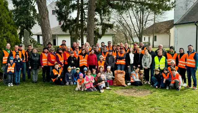 Kinder und engagierte Erwachsene zeigen großen Einsatz bei der Flurreinigung. | Foto: Gemeinde Haringsee