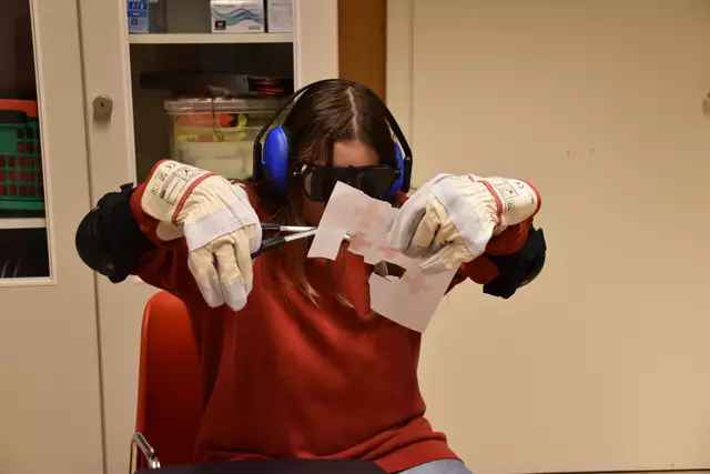 Diese Handschuhe machen ungeschickt, mit der Brille sieht man schlecht und mit den Kopfhörern hört man schlecht: So müssen einfache Aufgaben wie Ausschneiden erledigt werden, und andere Schüler erteilen altersgemäße Anweisungen. | Foto: Preineder