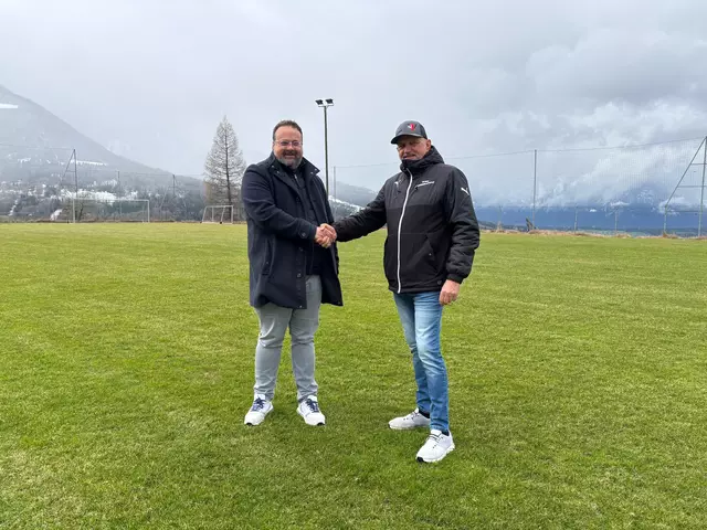 FC-Stubai-Obmann Ramon Ram und Bezirksobmann Siegfried Klausner am Schönberger Fußballplatz. Hier sollen die Bundesliga-Spieler von morgen geformt werden. | Foto: Kainz