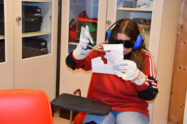 Diese Handschuhe machen ungeschickt, mit der Brille sieht man schlecht und mit den Kopfhörern hört man schlecht: So müssen einfache Aufgaben wie Ausschneiden erledigt werden, und andere Schüler erteilen altersgemäße Anweisungen. | Foto: Preineder