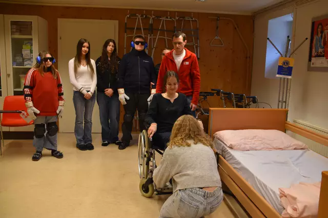 In den Rollstuhl hineinhelfen. | Foto: Preineder