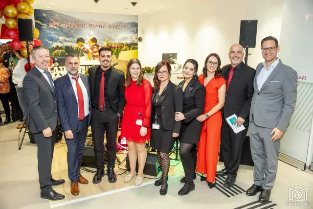 v.l.: Regionaldirektor Manfred Purger,
Wolfgang Schlager, Furkan Bora, Natalia Oberforster, Natalia Prankl, Gresa Begaj, Bernadette
Seibezeder, Filialleiter Thomas Roll und Bereichsleiter Thomas Csipko. | Foto: Didi Rath/Mostropolis