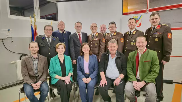 Die Ehrengäste: in der 1. Reihe: Gerhard Berger (Bgm. Michelbach), Monika Fischer (Bgm. Pyhra), Doris Schmidl (Abg. NÖ Land), Christian Walzl (Bgm. Stössing), Franz Haunold (Bgm. Böheimkirchen)
in der 2. Reihe: Helmut Gabler (RK), Chefinspektor Leopold Schweiger, Josef Kronister (BH), Bezirksfeuerwehrkommandant Stellvertreter (BFKDT-Stv) BR Max Ovecka, Abschnittsfeuerwehrkommando (AFKDT) LDV Josef Matzinger, AFKDT BR Gerald Gaupmann, AFKDT-Stv. ABI Leopold Stiefsohn, HBI Stefan Haubenwallner (Kommandant FF Perersdorf) | Foto: AFKDO St. Pölten-Ost