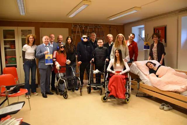 Mohammed, Benjamin, Ilvy, Mavie, Marta, Anja und Liliana mit Andreas Hartl, Angelika Weber, Brigitte Gumilar und den Lions. | Foto: Preineder