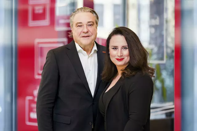 Walerich Berger und Sandra Schimmler, die Geschäftsführung Jugend am Werk Steiermark freuen sich über die erneute Auszeichnung. | Foto: Jugend am Werk Steiermark/Koco