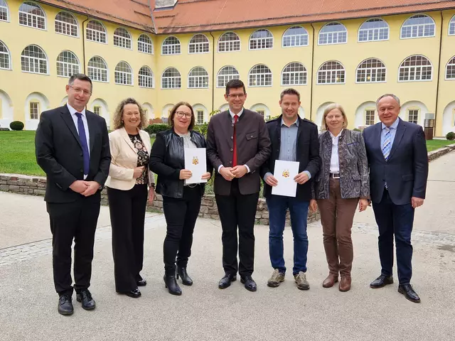 LHST Martin Gruber übernahm die Verleihung der Dekrete im Stiftshof St. Georgen am Längsee, im Beisein von Schulaufsicht und Schulleitung, an Karola Bergmann und Harald Bretis.