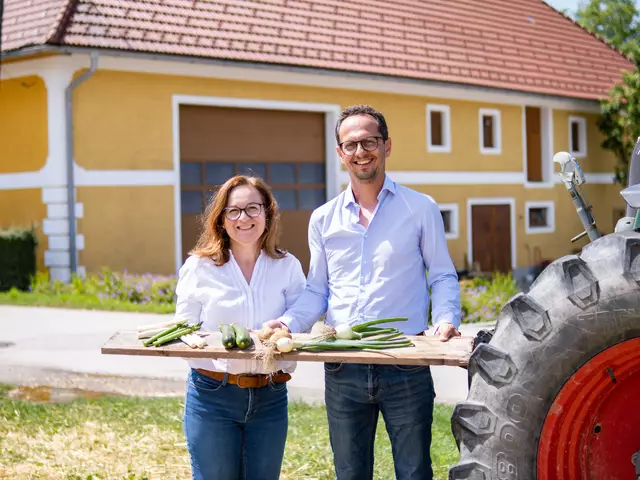 Familie Mayer präsentiert stolz ihr frisch geerntetes Gemüse. | Foto: Spargelhof Mayer