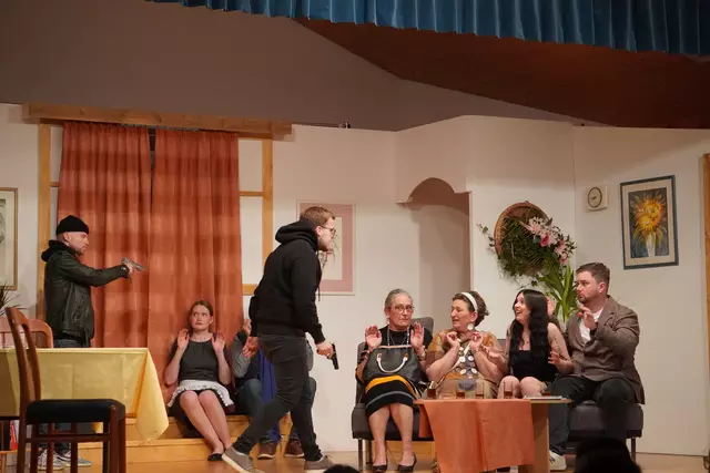 Ungebetene Gäste und heimliche Affären: Das Stück "Ein ungemütliches Wochenende" hat so einiges zu bieten.  | Foto: Alicia Martin Gomez