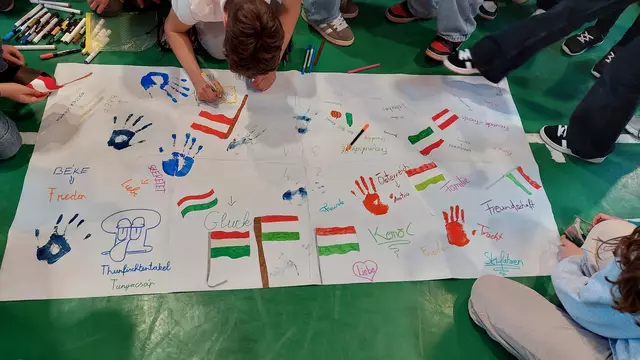 In Beled tauschten sich ungarische Schülerinnen und Schüler mit ihren Gästen aus den Mittelschulen von St. Anna am Aigen und Fehring aus. | Foto: Qua