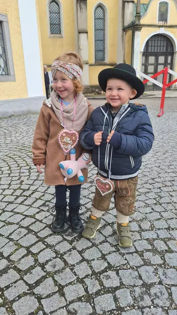 Die Besucher – groß und klein – freuten sich über die Liebstattherzen. | Foto: Goldhaubengruppe Scharten