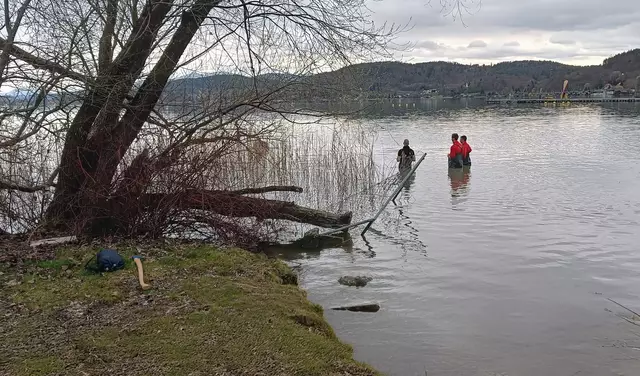 Bei der Hundewiese entfernte die Berufsfeuerwehr gleich mehrere Gefahrenquellen: einen gefährlichen Betonsockel mit herausragenden Eisenstäben, einen ins Wasser ragenden Bauzaun sowie bruchgefährdete Äste.
 | Foto: Berufsfeuerwehr