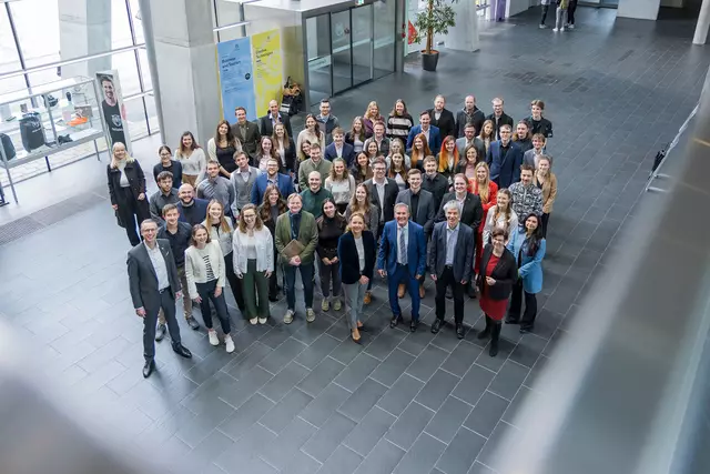 71 FH-Studierende wurden von der Wirtschaftskammer Salzburg im Rahmen der WKS-Technik- und Leistungsstipendien für ihr besonderes Engagement gewürdigt. | Foto: WKS/Neumayr/Leo