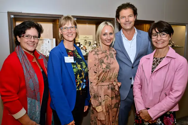 Bernhard Stadelmann (2.v.r.) ist bis 2023 Obmann-Stellvertreter des oö. Juwelen-, Uhren-, Kunst-, Antiquitäten- und Briefmarkenhandels. | Foto: W.Heidenberger/WKO-OÖ