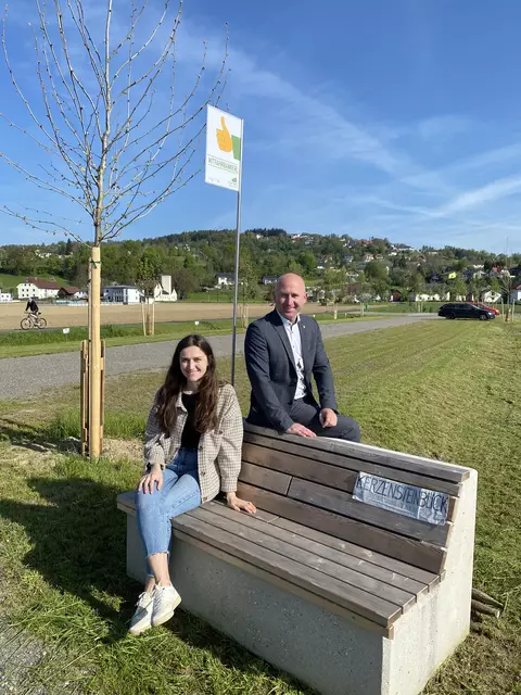 Nikola Wiesinger und Bürgermeister David Allerstorfer beim Mitfahrbankerl in Feldkirchen. | Foto: Region Urfahr West