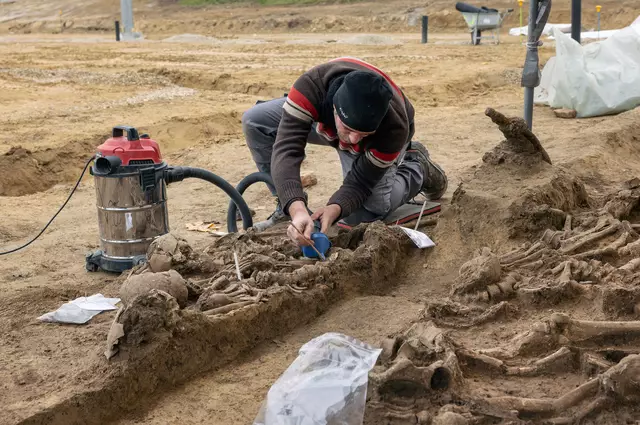 Das Ausgraben der menschlichen Überreste sei "harte Knochenarbeit" gewesen, so Anthropologin Michaela Binder. | Foto: A. Slonek / Novetus