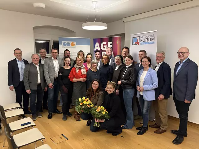 Bei der Feier stellten die 14 Teilnehmer ihre Aktivitäten und Projekte den zahlreichen Besuchern vor. Die Lehrgangszertifikate wurden von Markus Vogl, Regionalforum Steyr-Kirchdorf, und Johann Lefenda, oö. Zukunftsakademie, überreicht. | Foto: RMOÖ