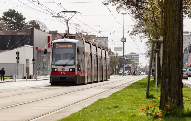 Zu einem Unfall zwischen einem Passanten und einer Garnitur der Linie 25 kam es am Mittwochnachmittag. | Foto: Manfred Helmer/Wiener Linien