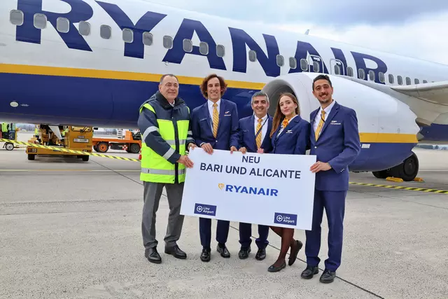 Norbert Draskovits, Geschäftsführer der Flughafen Linz GesmbH begrüßte die Crew anlässlich des Erstfluges nach Alicante | Foto: Flughafen Linz GmbH