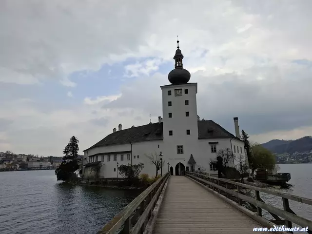 Schloss Ort. Früher schrieb man es "Schloss Orth", und so kennt man es vermutlich auch aus der Serie. | Foto: (c) Edith Mair