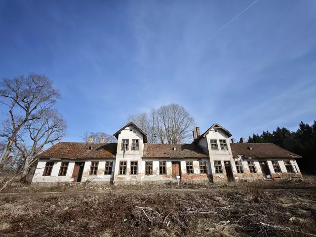 Die Kolonie der Arbeiterhäuser ragt aus der brachen Landschaft jedem entgegen. An dieser Stelle, vielen  Dank für über 7.900 Aufrufe für dieses Foto. | Foto: Julia Winkler