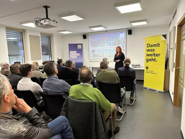 Landesrätin Cornelia Hagele begrüßt die Teilnehmer vom Treffpunkt Unternehmen und informiert über aktuelle Themen. | Foto: Tiroler Wirtschaftsbund