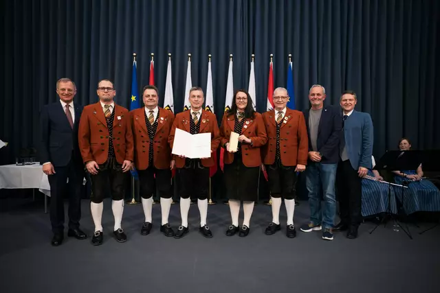 von links: Landeshauptmann Mag. Thomas Stelzer, Martin Wiesner (Stabführer und Obfrau Stv.), Harald Stöger (Beirat), Hans-Peter Duft (Kapellmeister), Sabine Trausinger (Obfrau), Norbert Zweimüller (Beirat), Walter Reinthaler (Bürgermeister Ort i.I.), Hermann Pumberger (Präsident des OÖ Blasmusikverband) | Foto: Land OÖ https://www2.land-oberoesterreich.gv.at/internetfoto/dokument/18/1104089/_71A8155.jpg