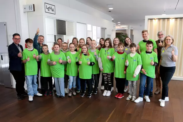 Die 1b-Klasse der Mittelschule St. Agatha hat jetzt eine Partnerschaft mit der Firma Leha in Breitenaich. | Foto: Andreas Maringer