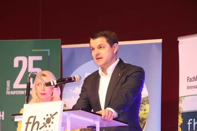 Bezirkshauptmann Kurt Berek begrüßte die anwesenden Gäste und Ehrengäste. | Foto: Nimpf