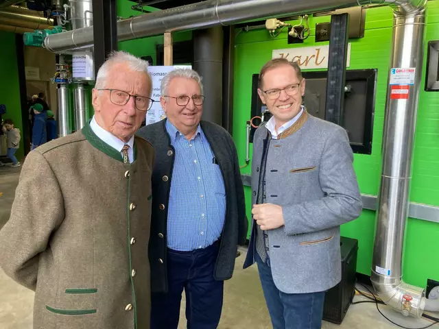 Bürgermeister Karl Buchinger (r.) freut sich mit Wegbegleitern über das neue Bioheizwerk. | Foto: Gemeinde Andorf