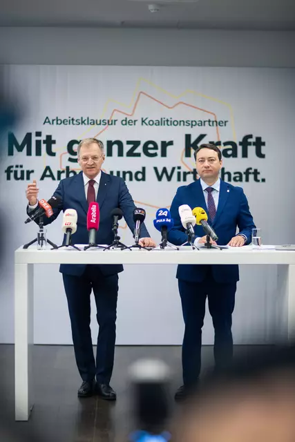 Landeshauptmann Thomas Stelzer (ÖVP) und LH-Stellvertreter Manfred Haimbuchner (FPÖ). | Foto: OÖVP/Mayrhofer