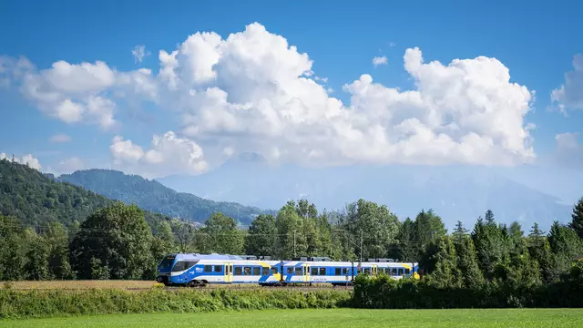 Auf der Strecke München – Rosenheim – Kufstein kommt es in beiden Richtungen zu Fahrplanänderungen zwischen Brannenburg und Kufstein sowie Schienenersatzverkehr (SEV) mit Bussen zwischen Rosenheim und Brannenburg, zum Teil auch bis nach Kufstein.  | Foto: BRB/Dietmar Denger