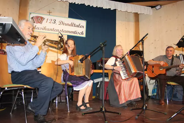 Die Dirndltaler Stammtischmusi. Von links: Franz Umgeher - Christiana Schleifer - Heidi Zeilinger mit Gittaren-Begleiter