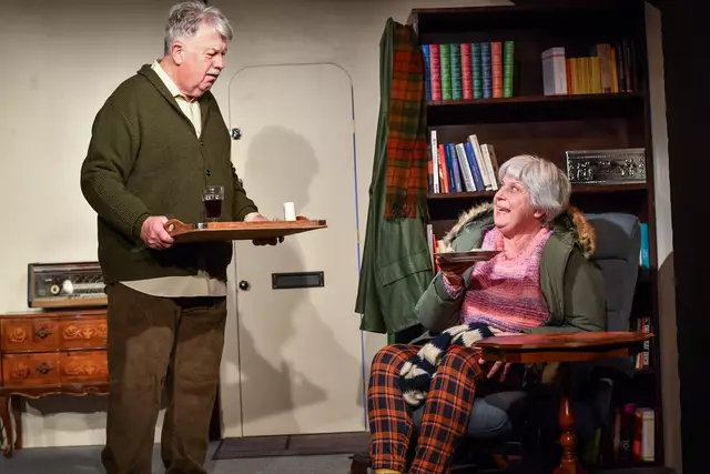 Gegenüber dem Brausetabletten-Temperament von Judith (Mona Seefried) hat der etwas verschrobene Einsiedler Patrick (Peter E. Funck) nicht viel an Gegenwehr aufzubieten, noch dazu wenn draußen grad ein Sturm tobt. | Foto: Gabriele Griessenböck