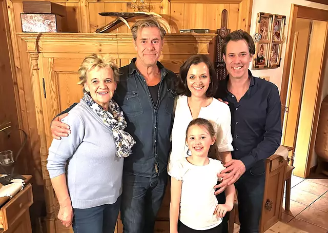 Erika Pletzer, Sven Martinek, Kati Pletzer-Ladurner, Greta u. Michael Ladurner (v. li.). | Foto: Pletzer-Ladurner