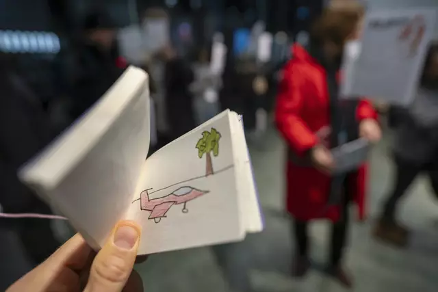 Die Ausstellung am FH OÖ Campus Hagenberg zeigt rund 40 kreative Daumenkinos – von handgezeichnet bis KI-generiert, darunter auch Arbeiten von FH-Studierenden. | Foto: FLIPT!