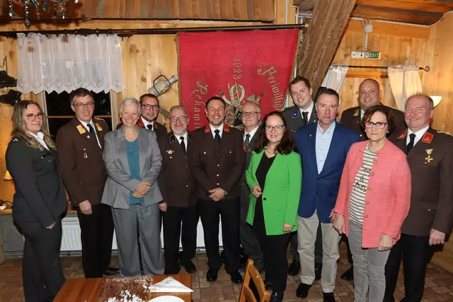 Am 22.3. lud die FF Rekawinkel zur 102. Mitgliederversammlung in die Antoni Stube. Das Kommando durfte Julia Kefer, AFKDT Michael Gindl, StR Jutta Polzer, BezirksstellenleiterStV Heinz Preisz, VizeBgm. Ingrid Burtscher, Bezirksstellenleiter des Roten Kreuz Wolfgang Uhrmann, Bürgermeister Josef Rothensteiner, AFKDT Roman Brunner, StR Susanne Stejskal und Kommandant der FF Pressbaum Michael Uetz begrüssen.