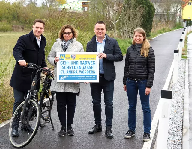 LAbg. Bernhard Heinreichsberger (i.V. von LH Johanna Mikl-Leitner), Bürgermeisterin Susanna Kittinger (Marktgemeinde St. Andrä-Wördern), LAbg. Andreas Bors (i.V. LH-Stellvertreter Udo Landbauer), Anna Fink (NÖ Straßendienst). | Foto: Land NÖ 