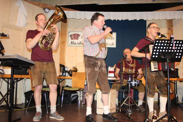 Die "Dirndltaler" in Aktion! Von links Josef Daxböck, Severin und Franz Zöchbauer, in der Mitte Schlagzeuger Andreas Schöllbauer