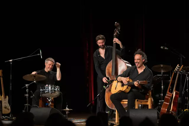 Manuel Randi an der (Gitarre), begleitet von Marco Stagni (Bass) und Mario Punzi (Drums) spielten sich in die Herzen der Zuhörer. | Foto: Santrucek