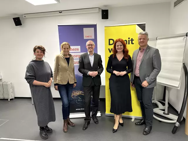 v.l.n.r. Karin Maier (innovia), Gerda Reiter (innovia), GF Thomas Trattler (Tinetz), Landesrätin Cornelia Hagele, GF Thomas Rieder (Tinetz). | Foto: Tiroler Wirtschaftsbund