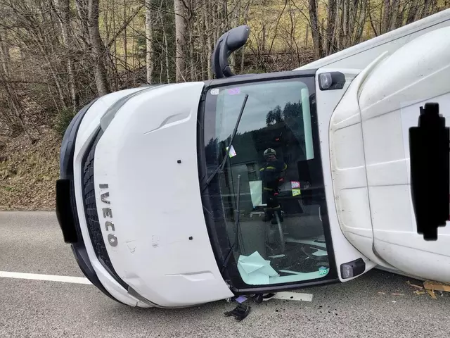 Das Fahrzeug wurde anschließend abgeschleppt. | Foto: Freiwillige Feuerwehr Lölling