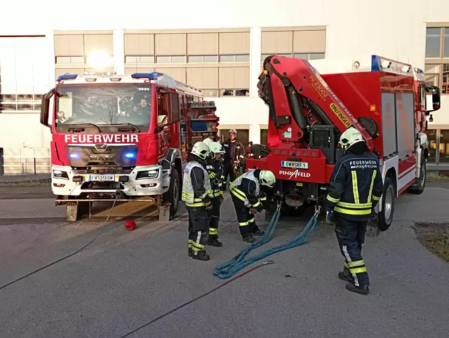 Die Stadtfeuerwehr Pinkafeld rückte zu einer Lkw-Bergung aus. | Foto: Stadtfeuerwehr Pinkafeld