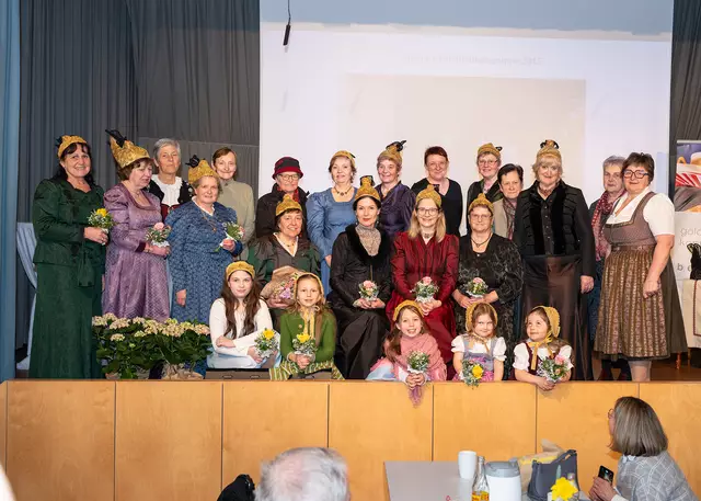 Goldhaubenfrauen Mitterkirchen mit Obfrau Eva Sattler (4. v. li.) und Bezirksobfrau Barbara Marksteiner (5. v. li.). | Foto: Foto Sabine