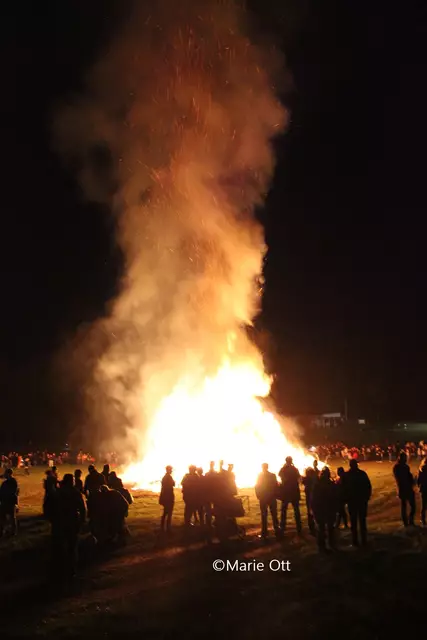 Osterfeuer auf der Wiese beim Schilift Gedersberg
