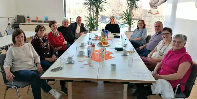 Ehrenamtliche aus Draßmarkt, Karl und Oberrabnitz sowie Bürgermeister Anton Wiedenhofer, Sabine Schlögl und Büromitarbeiterin Julia Gmeiner trafen sich zum gemeinsamen Austausch im Gemeindezentrum Draßmarkt.  | Foto: Nachbarschaftshilfe Plus